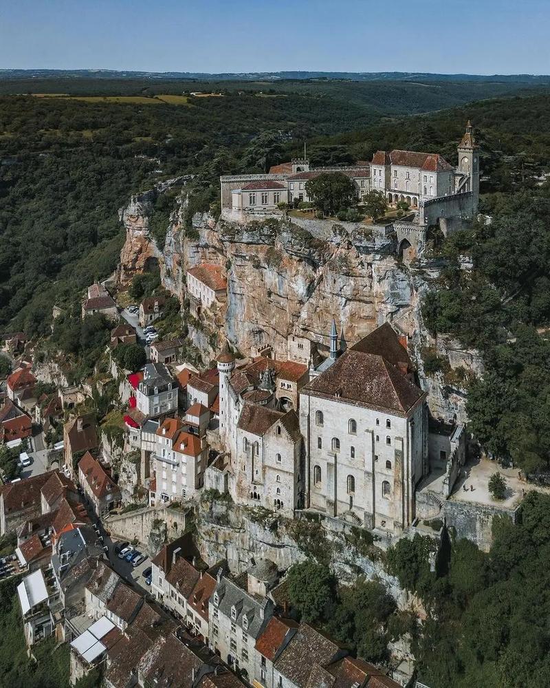 cro-magnon cave france,Geographical Location